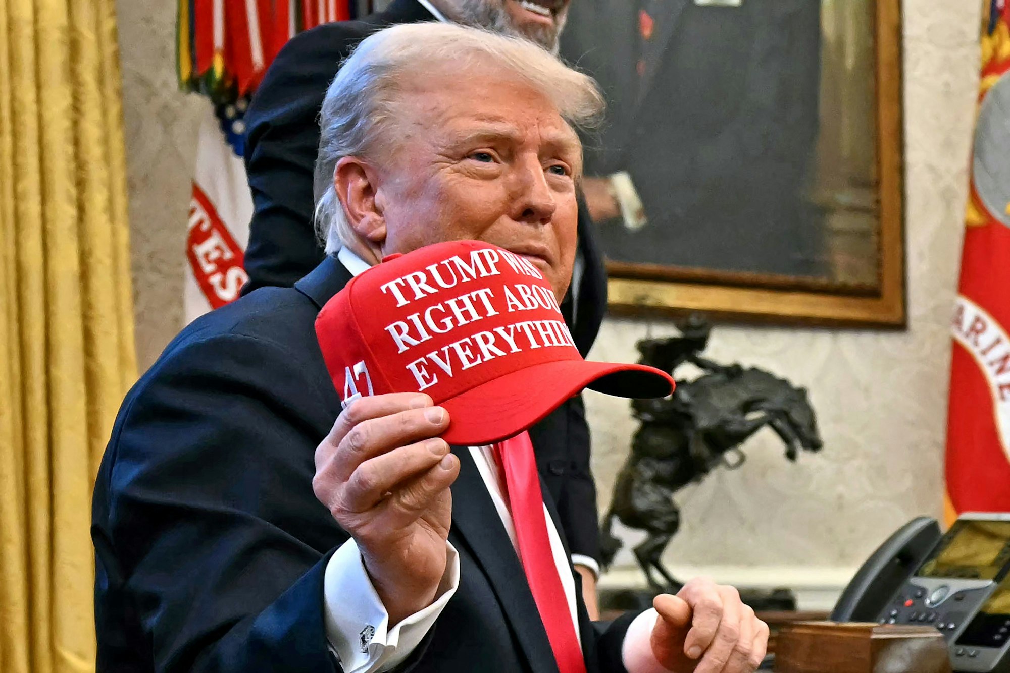 das Foto zeigt Donald Trump mit einer an seine MAGA-Cap angelehnte Mütze auf der steht "Trump was right about everything"