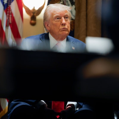 26.02.2025, USA, Washington: Präsident Donald Trump leitet seine erste Kabinettssitzung nach seiner Wiederwahl im Weißen Haus. Foto: Pool/AP/dpa +++ dpa-Bildfunk +++