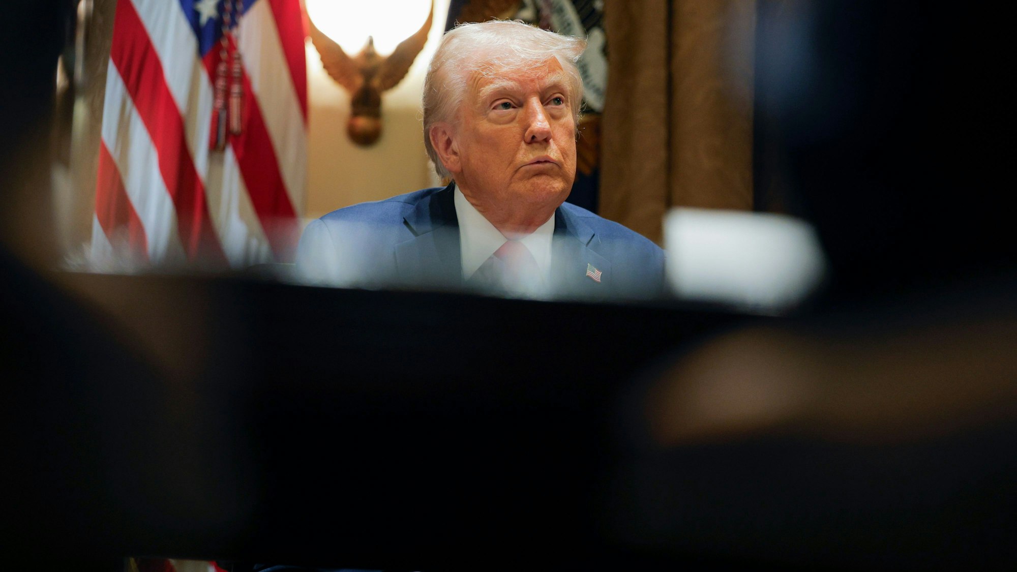 26.02.2025, USA, Washington: Präsident Donald Trump leitet seine erste Kabinettssitzung nach seiner Wiederwahl im Weißen Haus. Foto: Pool/AP/dpa +++ dpa-Bildfunk +++