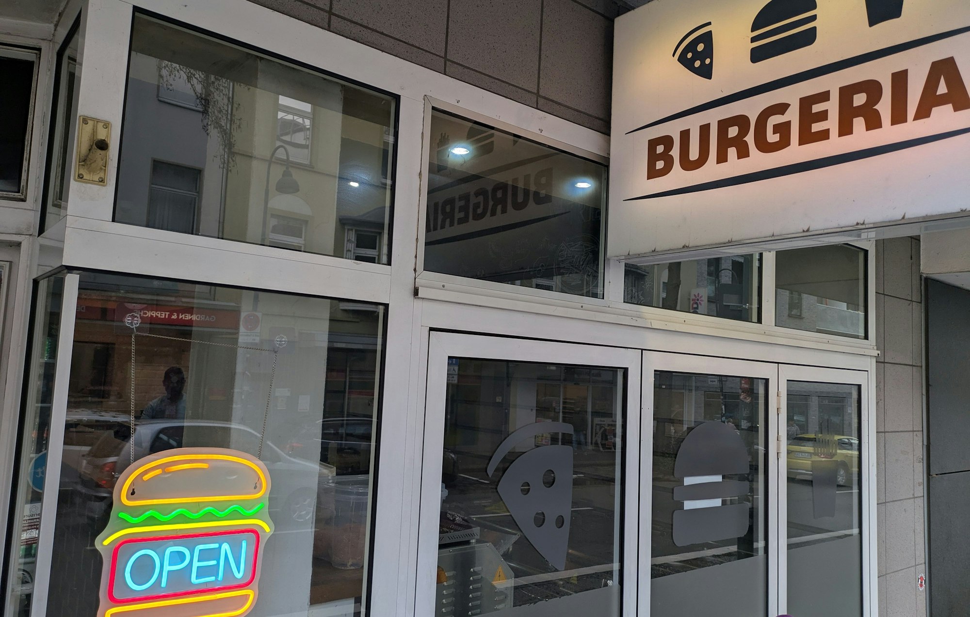 Namensschild eines Imbiss-Restaurants.