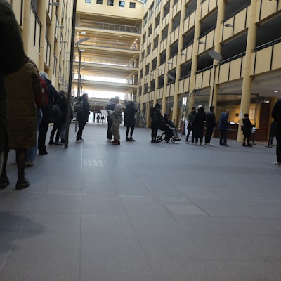 Lange Schlangen am Schalter für die Direktwahl im Kalk-Karree.