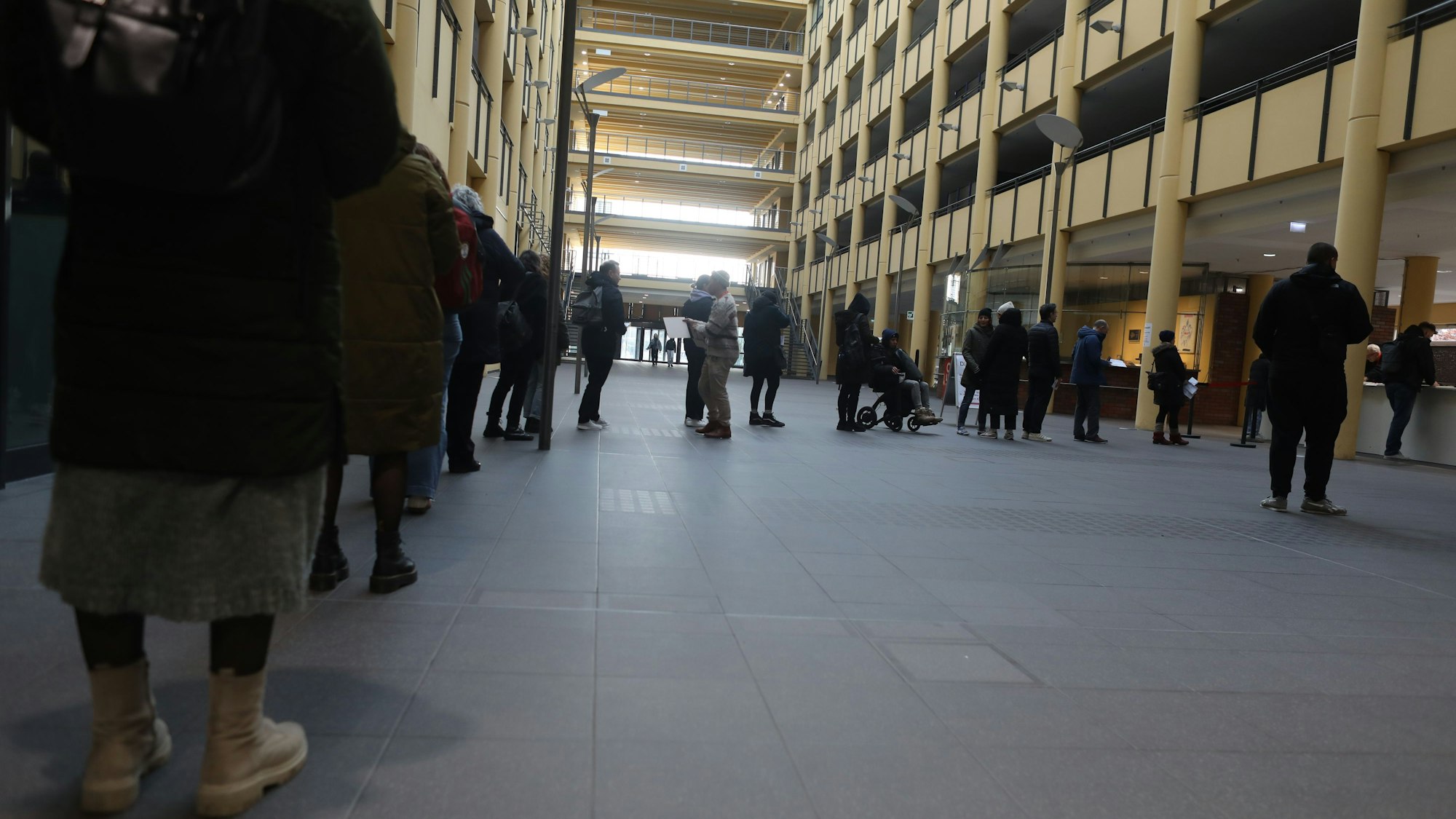 Lange Schlangen am Schalter für die Direktwahl im Kalk-Karree.