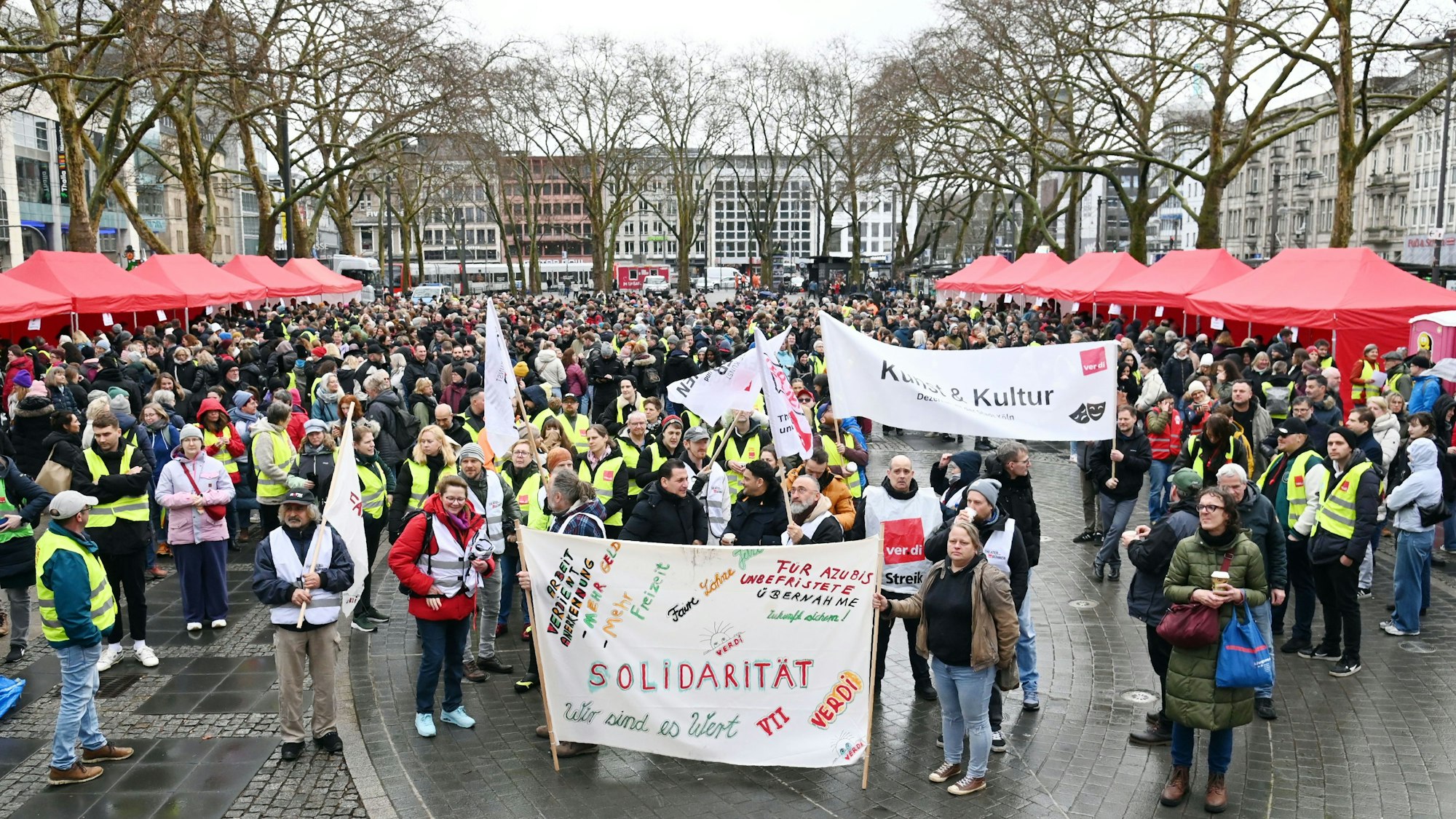 Streikkundgebung der Gewerkschaft Verdi auf dem Neumarkt