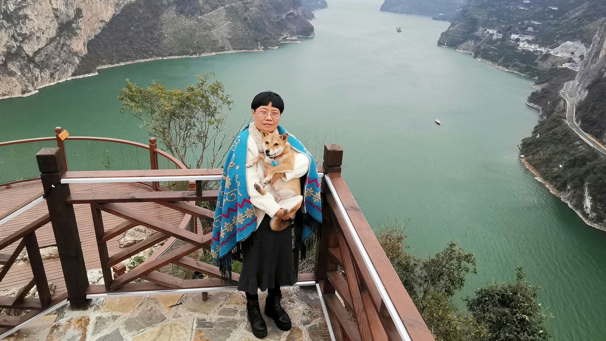 Auf diesem von Tan Yuanyi veröffentlichten Foto posiert sie am 8. Dezember 2023 mit ihrem Hund. Im Hintergrund ist ebenfalls die berühmte Felsformation zu sehen.