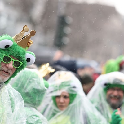 ARCHIV - 12.02.2024, Nordrhein-Westfalen, Köln: Karnevalisten schützen sich vor Regen während des Rosenmontagsumzugs. Mit den Rosenmontagszügen erreicht der rheinische Straßenkarneval seinen Höhepunkt. Das Motto der Kölner Karnevalssession 2024 lautet "Wat e Theater - wat e Jeckespill".
In Köln waren gleich mehrere Frösche zu sehen. (zu dpa: «Wechselhaftes Wetter in Rheinland-Pfalz und Saarland») Foto: Rolf Vennenbernd/dpa +++ dpa-Bildfunk +++