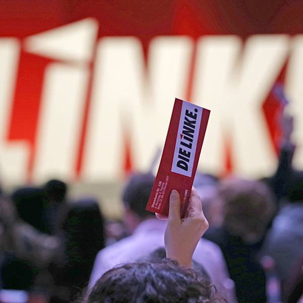 Delegierte der Linkspartei stimmen auf dem Parteitag ab.