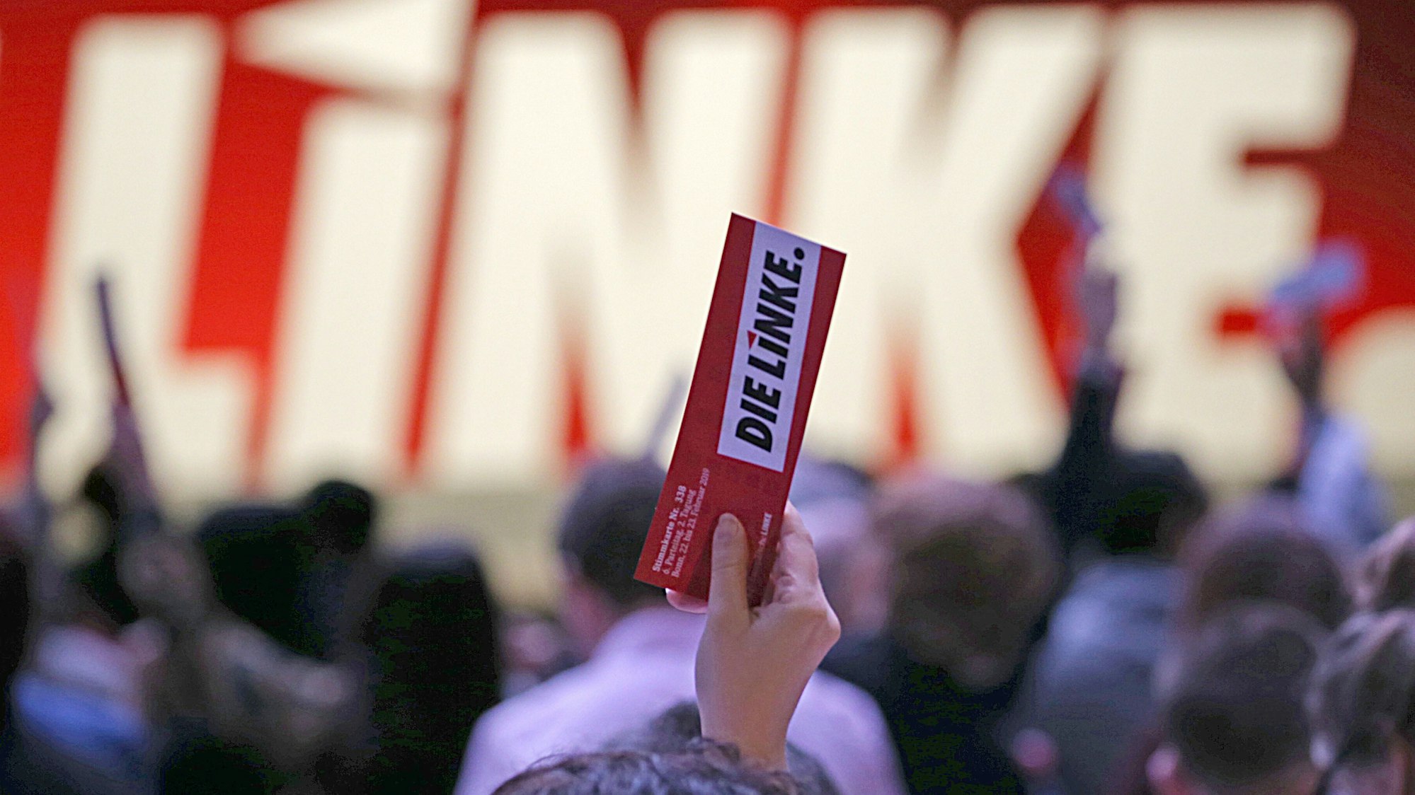 Delegierte der Linkspartei stimmen auf dem Parteitag ab.