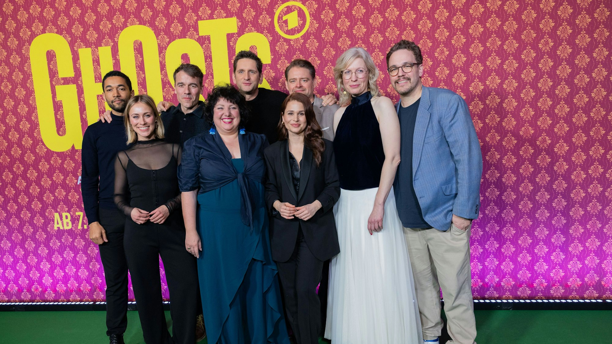 Schauspieler der Serie, von links nach rechts: Benito Bause, Sina Tkotsch, Alexander Khuon, Meltem Kaptan, Sebastian Schwarz, Cristina do Rego, Max Giermann, Antje Widdra und Jan van Weyde