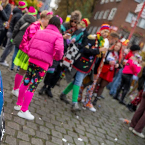 11.11.2024, Köln: Die Polizei behält das karnevalistische Treiben im Auge. In der Altstadt wird die Sessionseröffnung des Kölner Karneval gefeiert. Elfter im Elften. Foto: Uwe Weiser