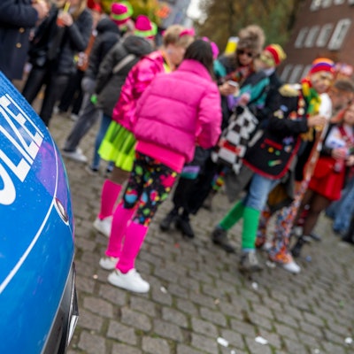 11.11.2024, Köln: Die Polizei behält das karnevalistische Treiben im Auge. In der Altstadt wird die Sessionseröffnung des Kölner Karneval gefeiert. Elfter im Elften. Foto: Uwe Weiser
