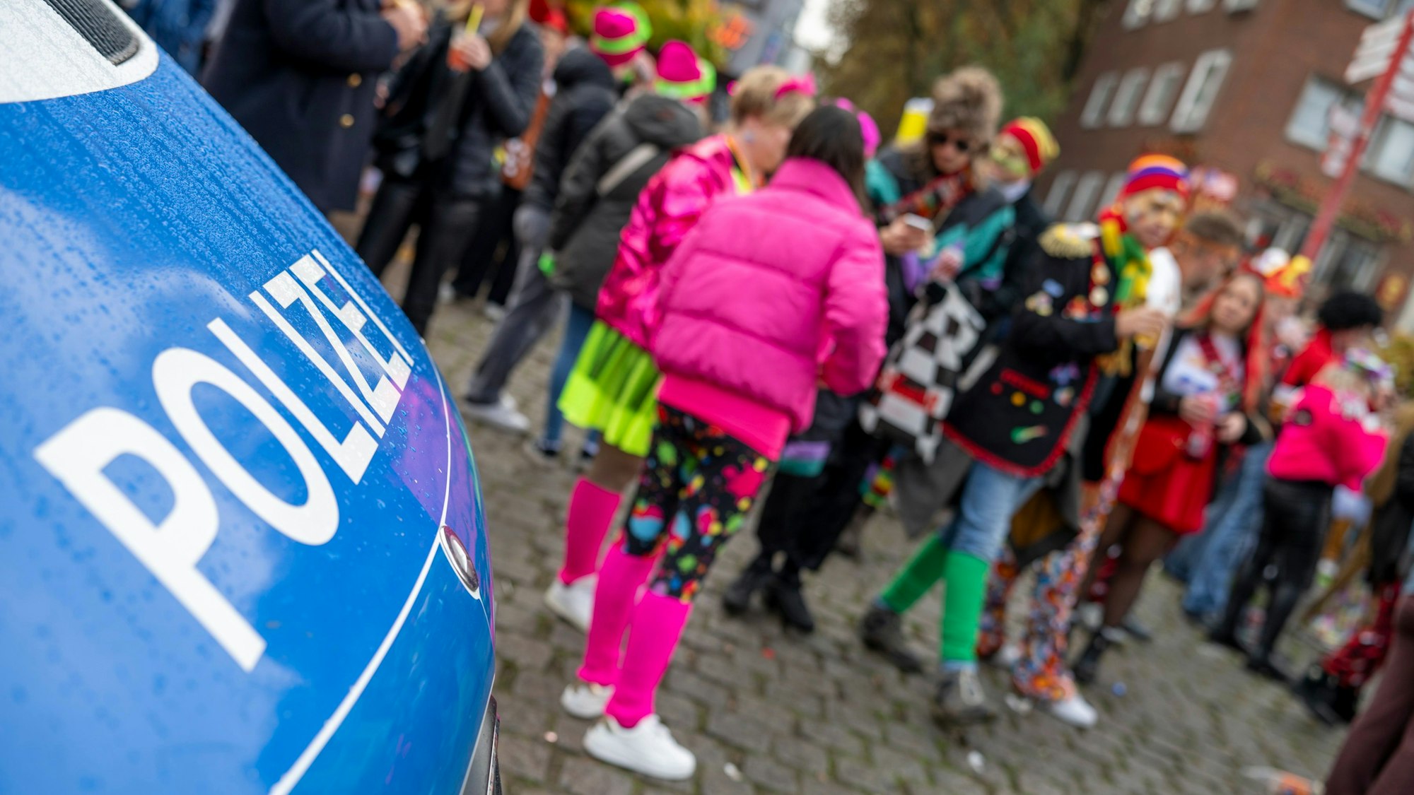 11.11.2024, Köln: Die Polizei behält das karnevalistische Treiben im Auge. In der Altstadt wird die Sessionseröffnung des Kölner Karneval gefeiert. Elfter im Elften. Foto: Uwe Weiser