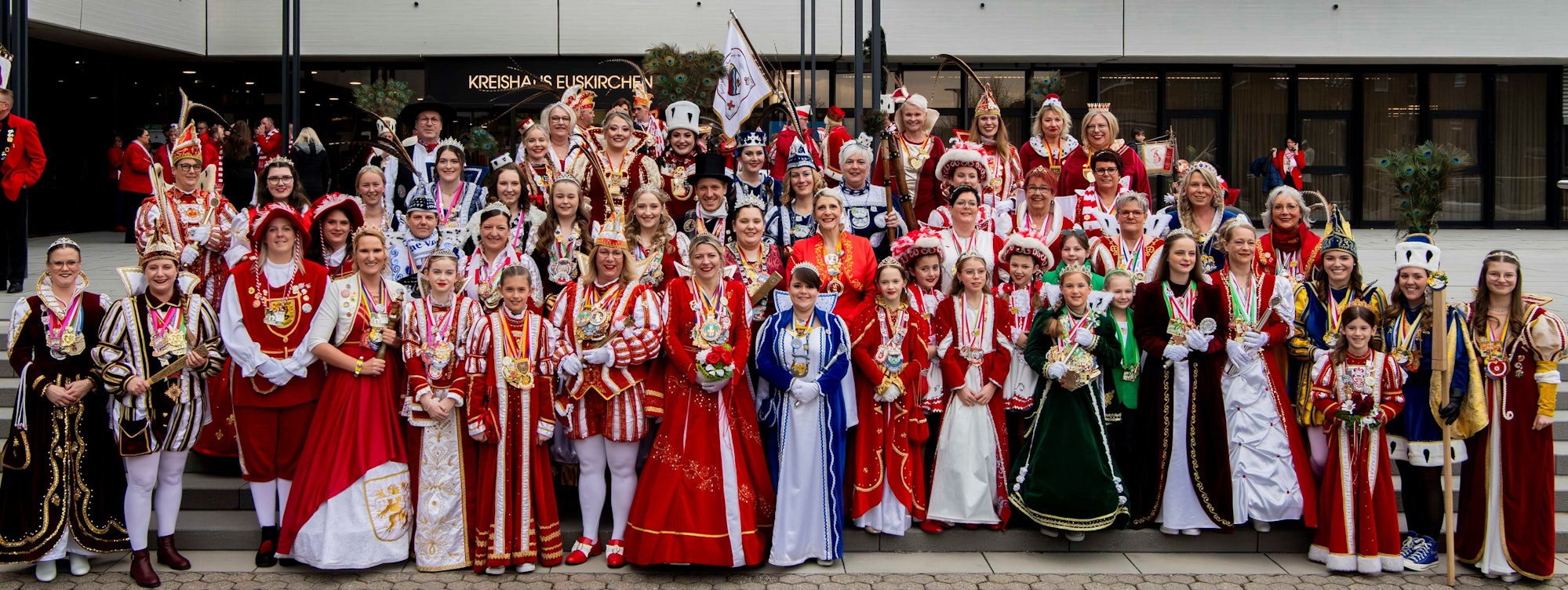 Das Bild zeigt die weiblichen Tollitäten in dieser Session vor dem Kreishaus.