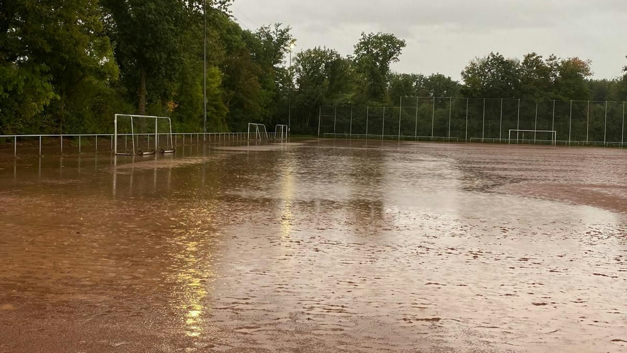 Ein von Regen überschwemmter Schotterplatz.
