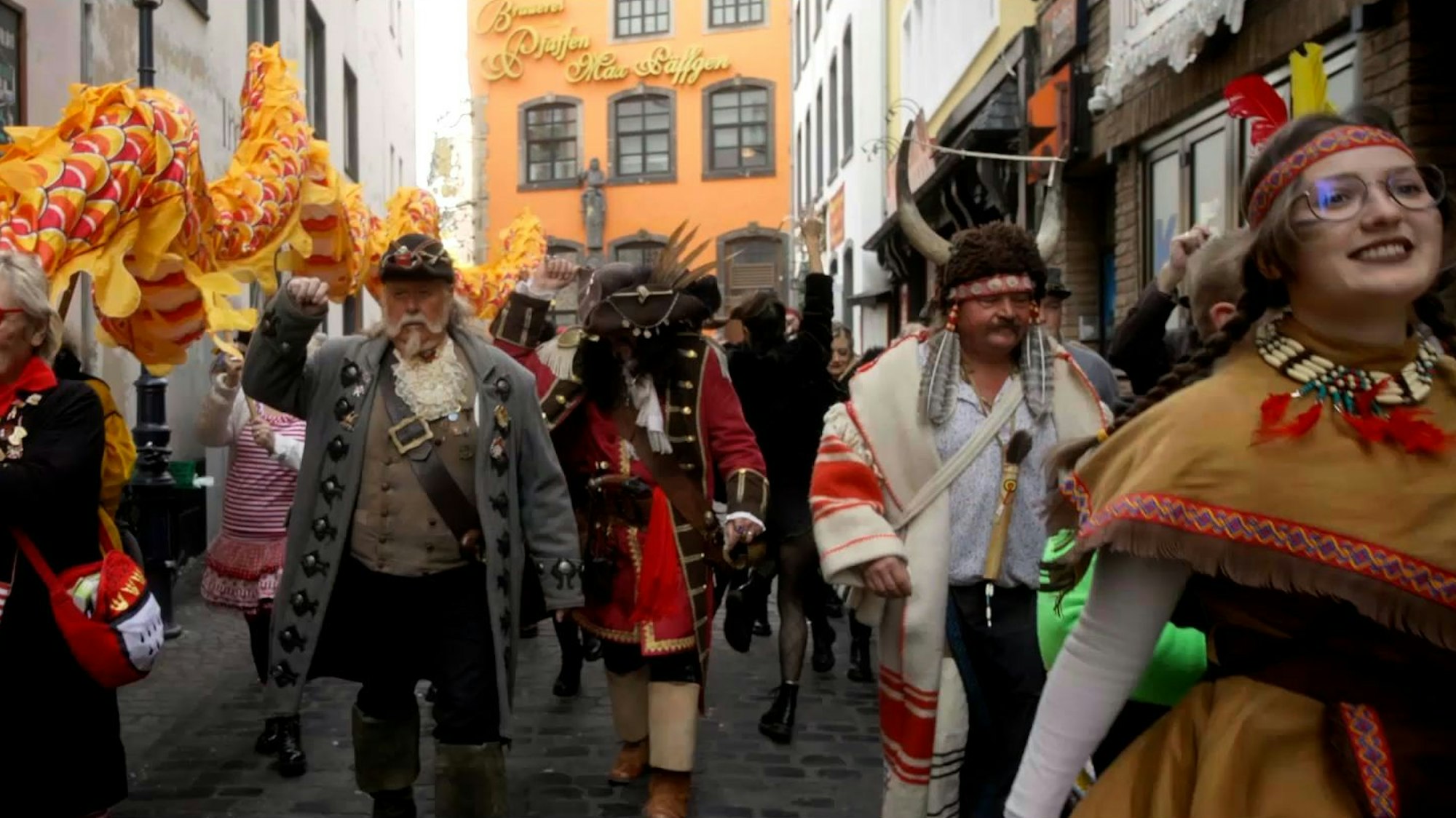 Eine Homage an die Vielfalt des Fastelovends: „Chinese“, „Piraten“, „Mongolen“ und „Indianer“ im Video der Paveier zum Lied „Humba“