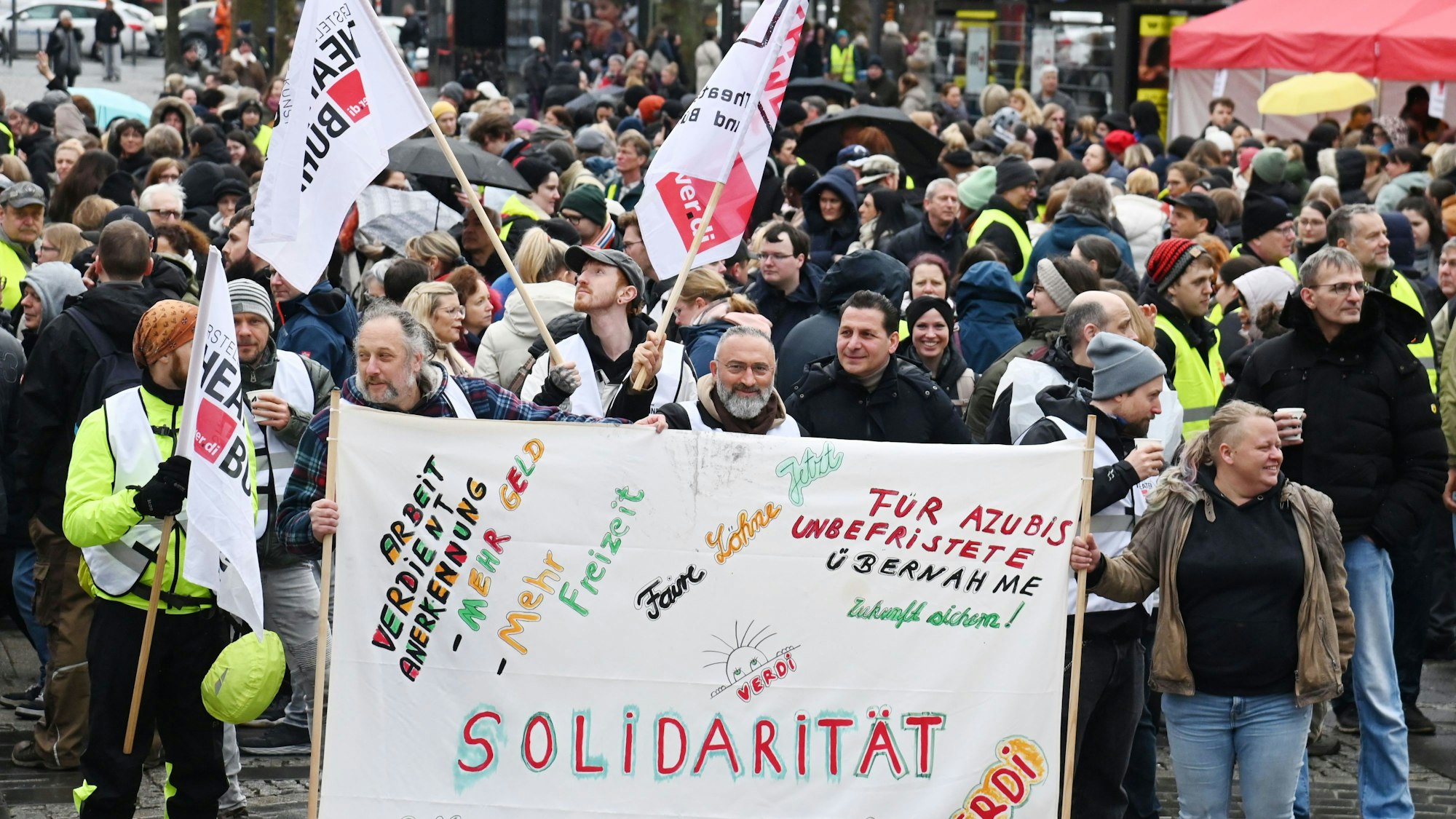 Streikkundgebung der Gewerkschaft Verdi auf dem Neumarkt