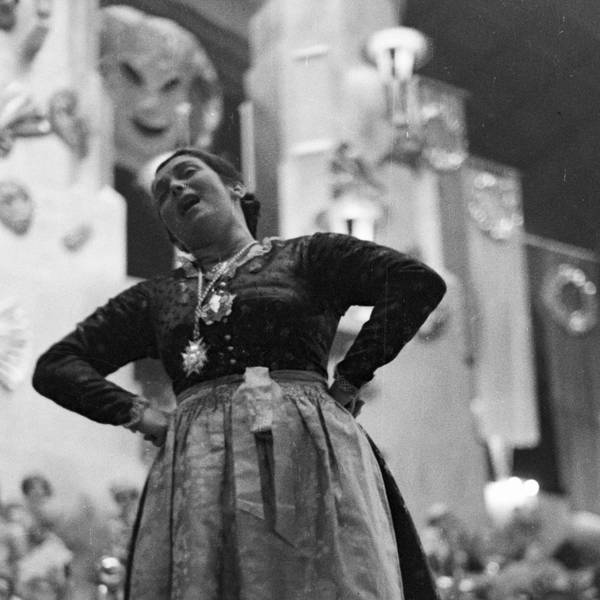 Eine namentlich nicht bekannte Büttenrednerin auf einer Karnevalssitzung, 1937.