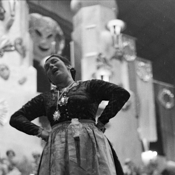 Eine namentlich nicht bekannte Büttenrednerin auf einer Karnevalssitzung, 1937.