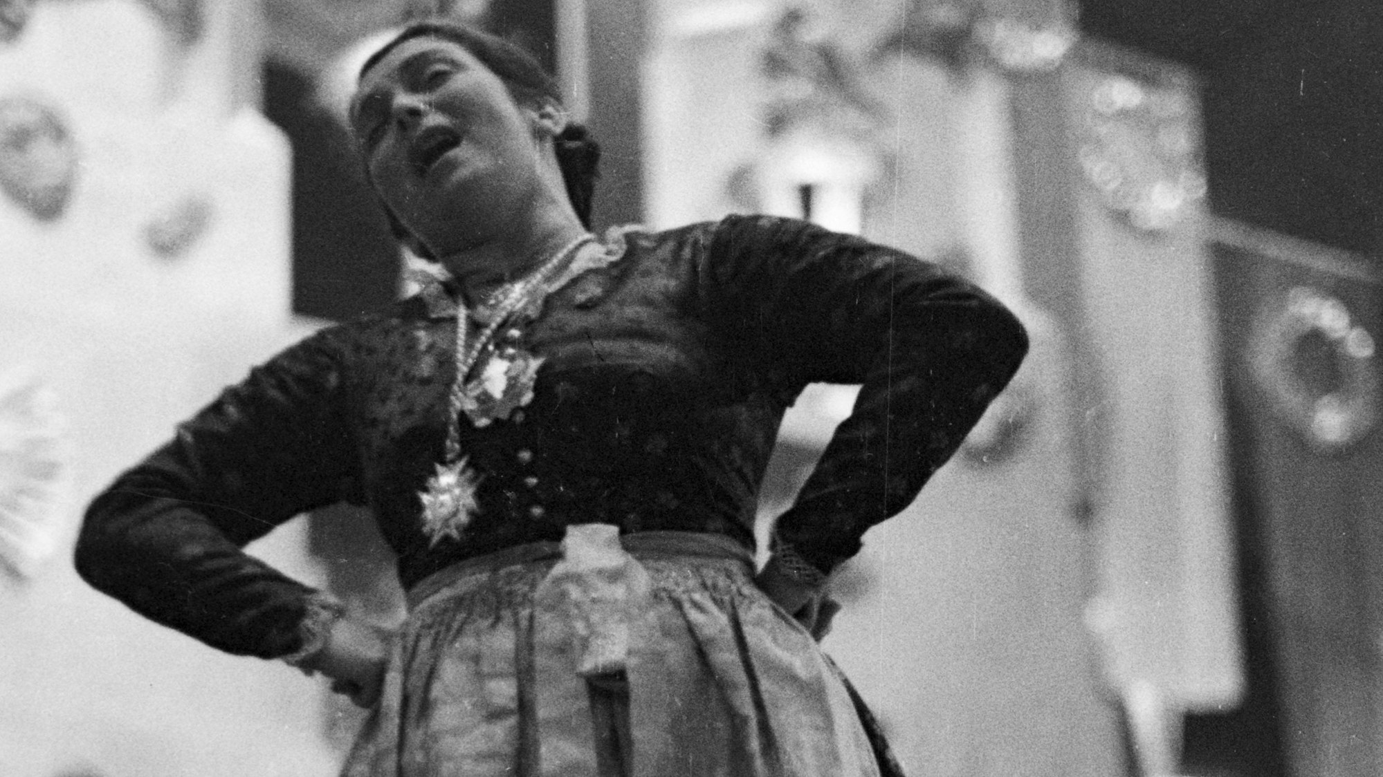 Eine namentlich nicht bekannte Büttenrednerin auf einer Karnevalssitzung, 1937.