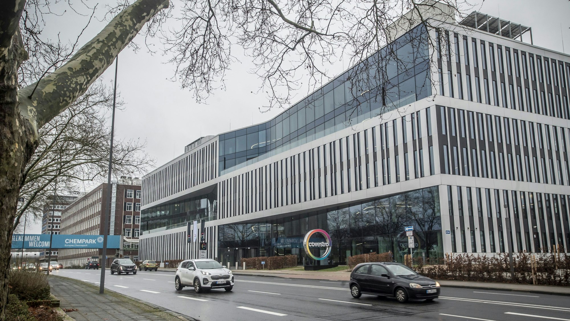 Die Firmenzentrale von Covestro liegt an der B8 in Wiesdorf. Foto: Ralf Krieger