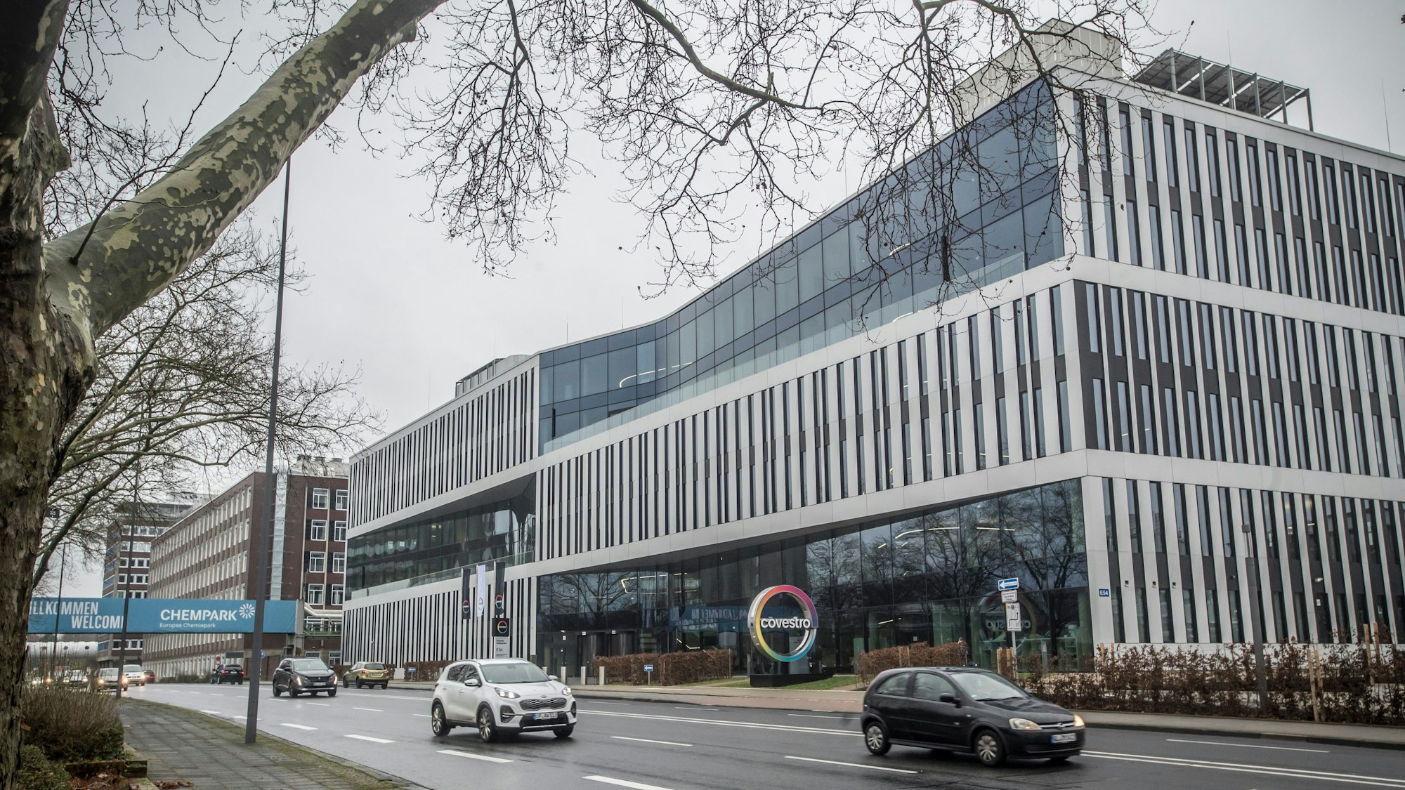 Die Firmenzentrale von Covestro an der B8 in Wiesdorf