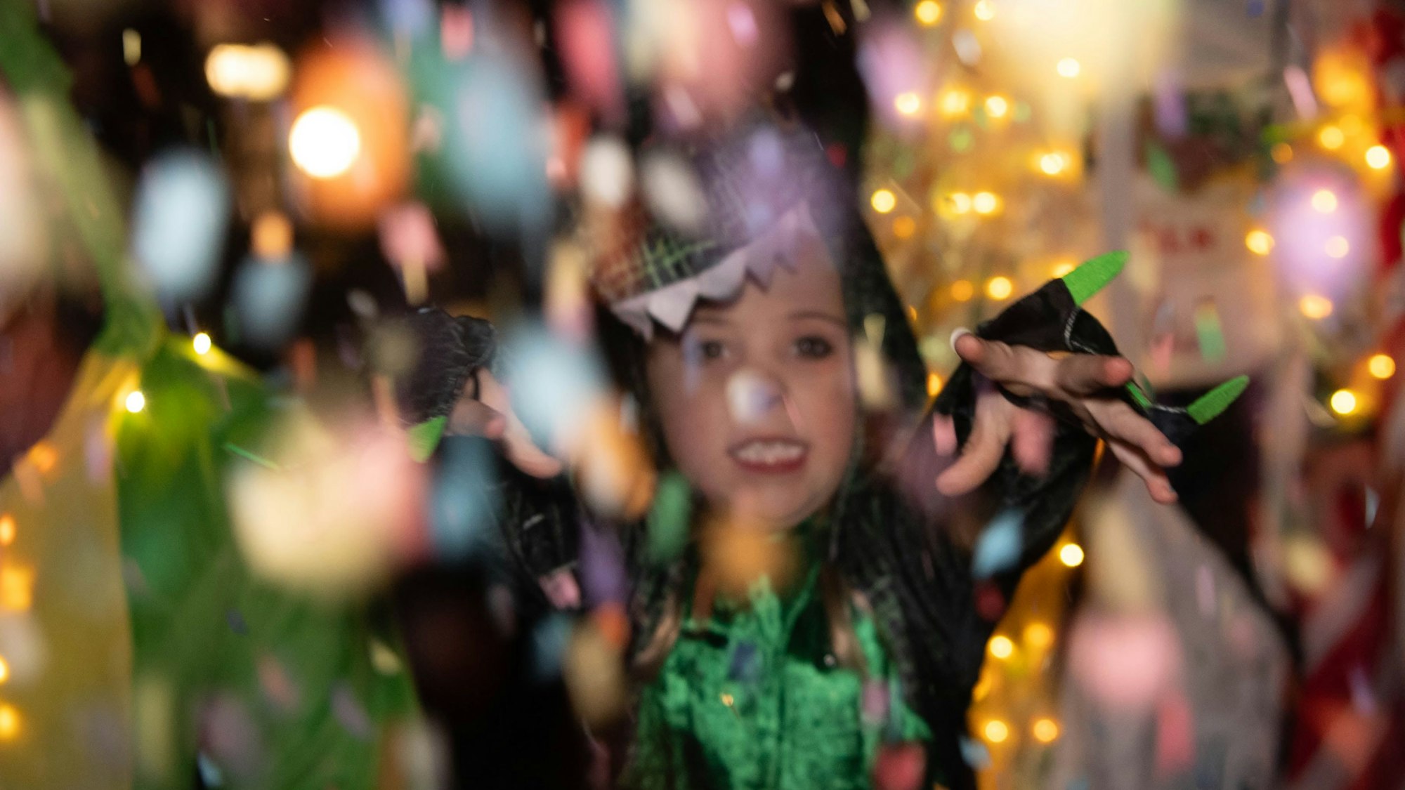 Eine Frau ist von funkelnden Lichtern umgeben.