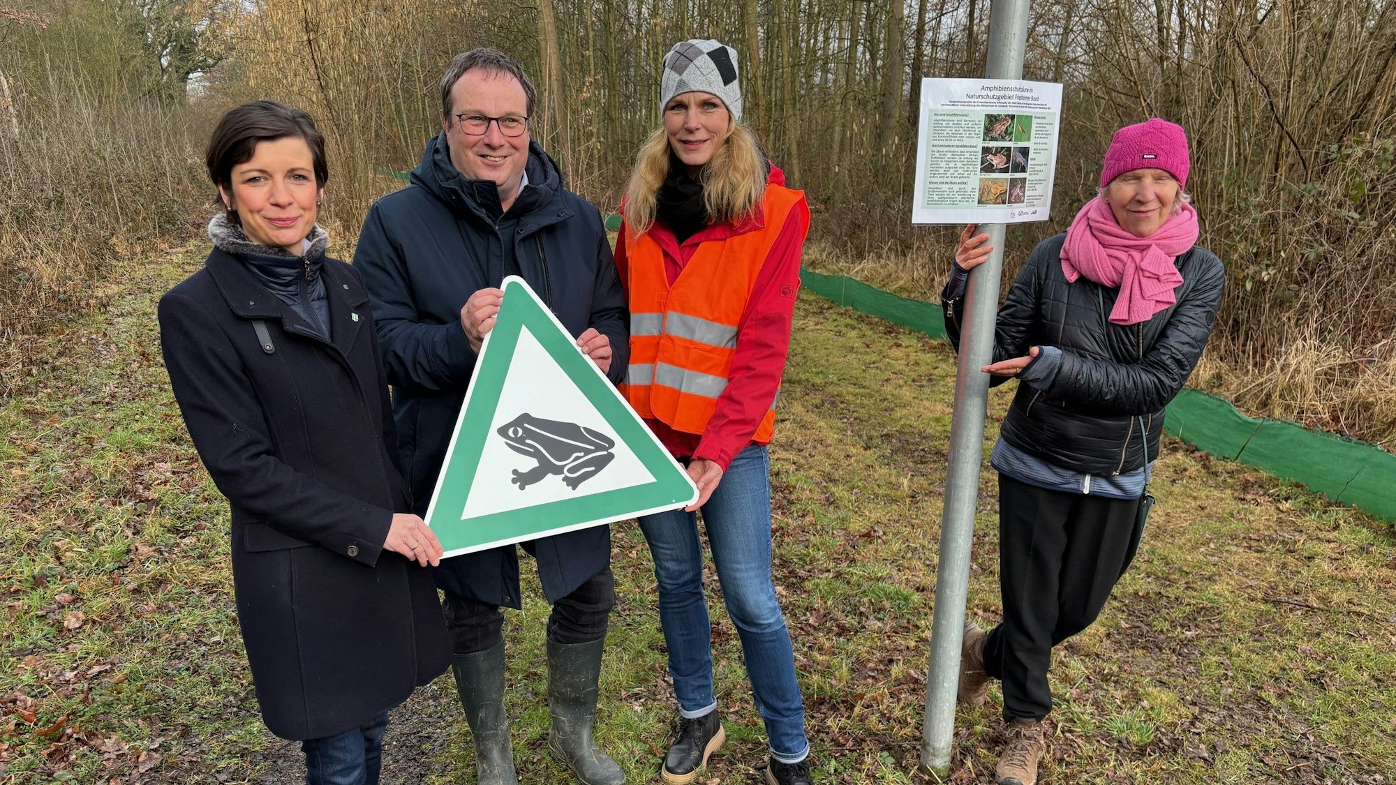 NRW-Umweltminister Oliver Krischer (Grüne) mit den Helferinnen Anke Martes und Walburga Buschke sowie Bürgermeisterin Carolin Weitzel (l. CDU).