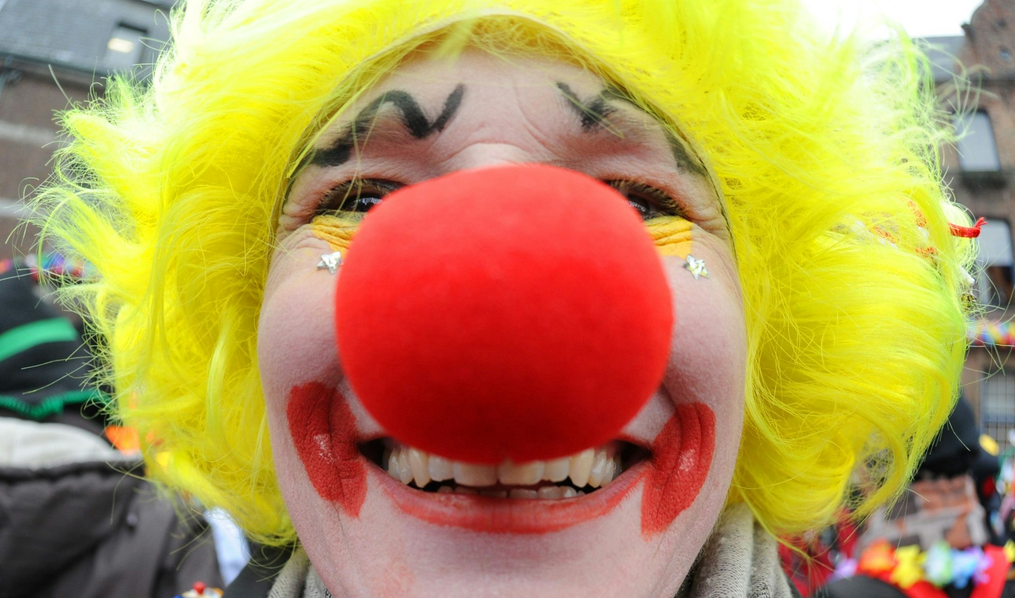 Eine Frau mit roter Pappnase feiert Weiberfastnacht
