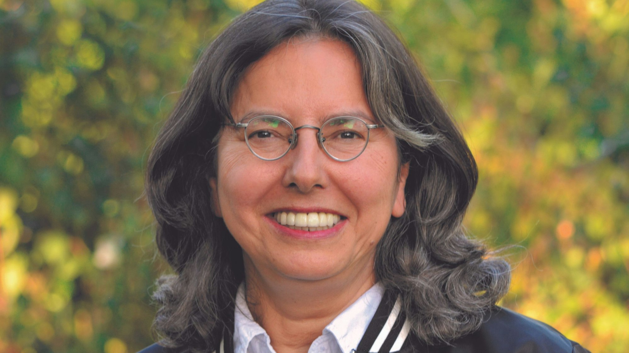 Auf dem Bild ist ein Portrait von Sabine Finster zu sehen.