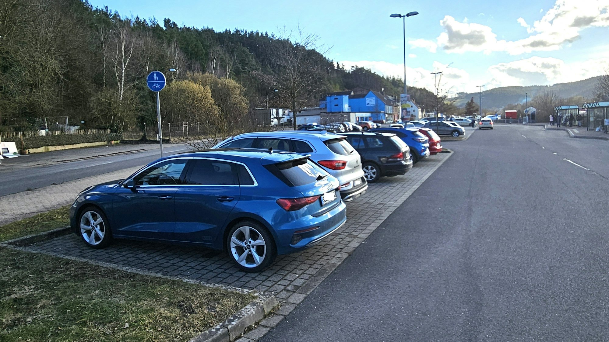 Blick auf abgestellte Autos auf dem Park-and-Ride-Parkplatz an der Trierer Straße.