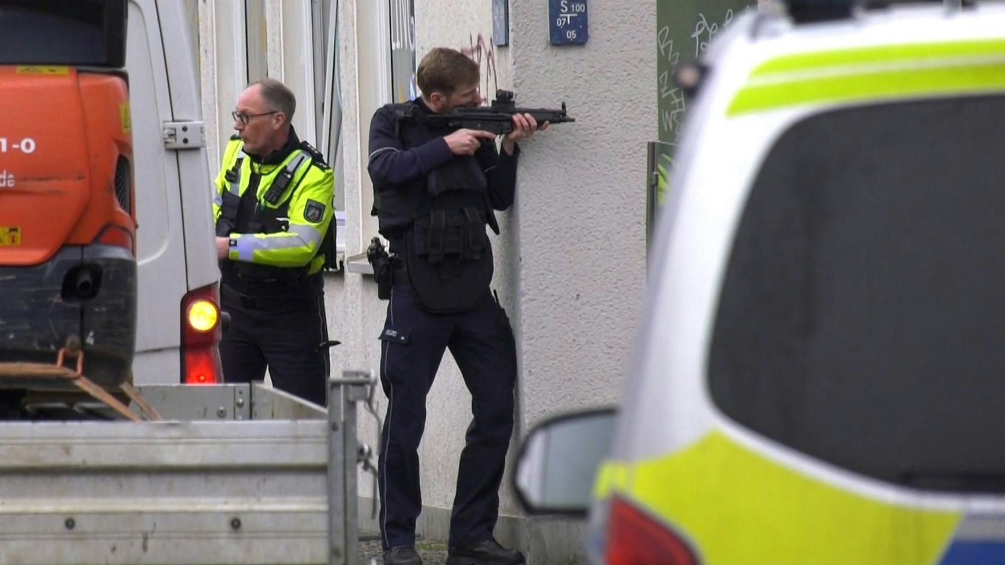 Polizisten sind im Einsatz.