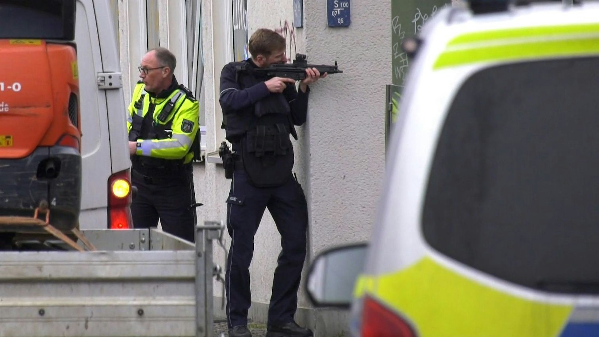 Polizisten sind im Einsatz.