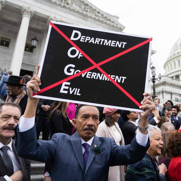 Das Bild zeigt den demokratischen Politiker Kweisi Mfume beim Protest gegen die neu gegründete Behörde DOGE und deren Kostensenkungsprogramm.