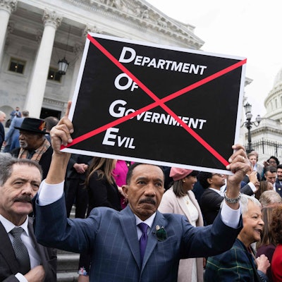 Das Bild zeigt den demokratischen Politiker Kweisi Mfume beim Protest gegen die neu gegründete Behörde DOGE und deren Kostensenkungsprogramm.