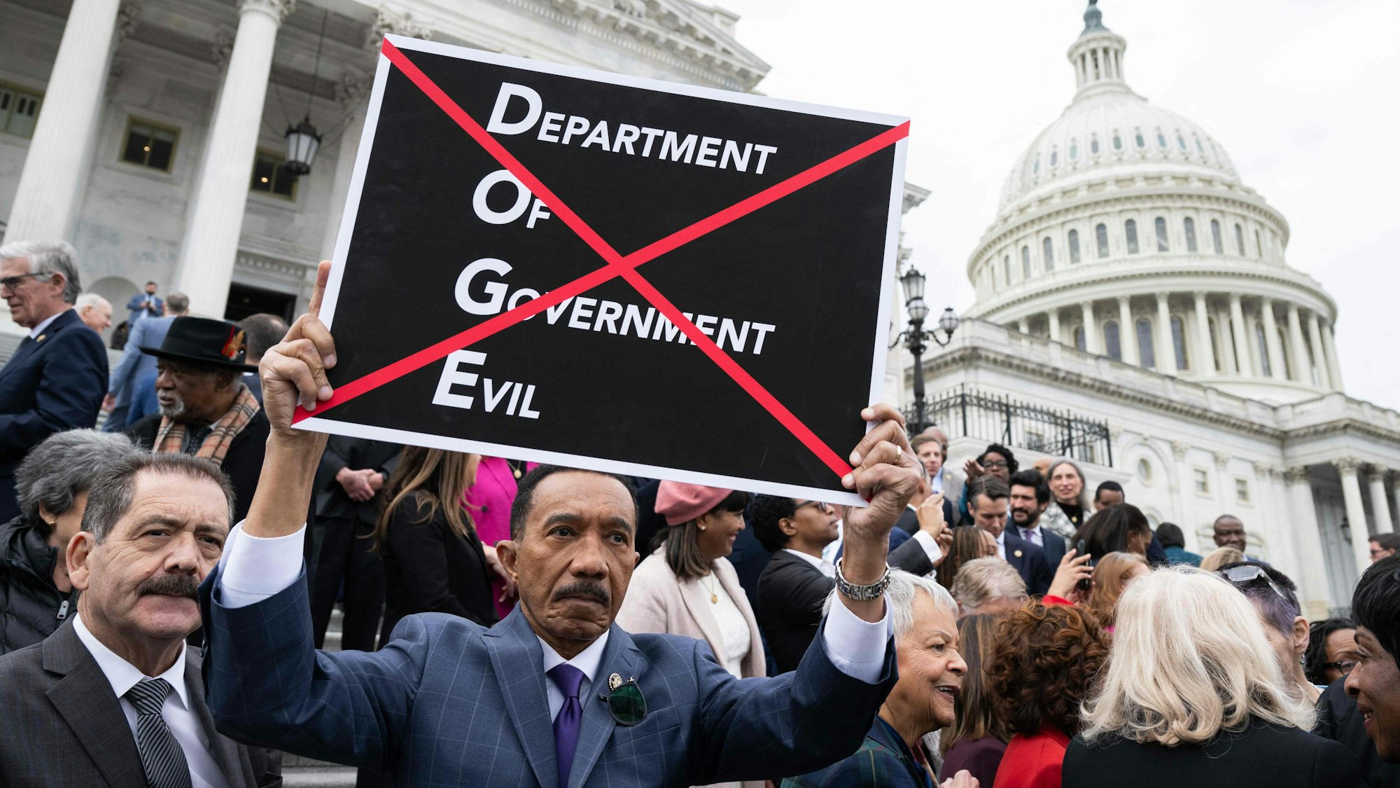 Das Bild zeigt den demokratischen Politiker Kweisi Mfume beim Protest gegen die neu gegründete Behörde DOGE und deren Kostensenkungsprogramm.