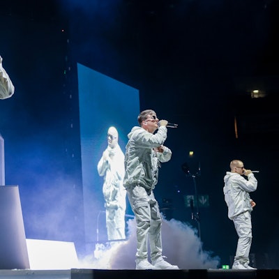 Das Foto zeigt die Rapper Tarek, Nico und Maxim (von links nach rechts) der Band K.I.Z. bei ihrem Konzert in der Lanxess-Arena.