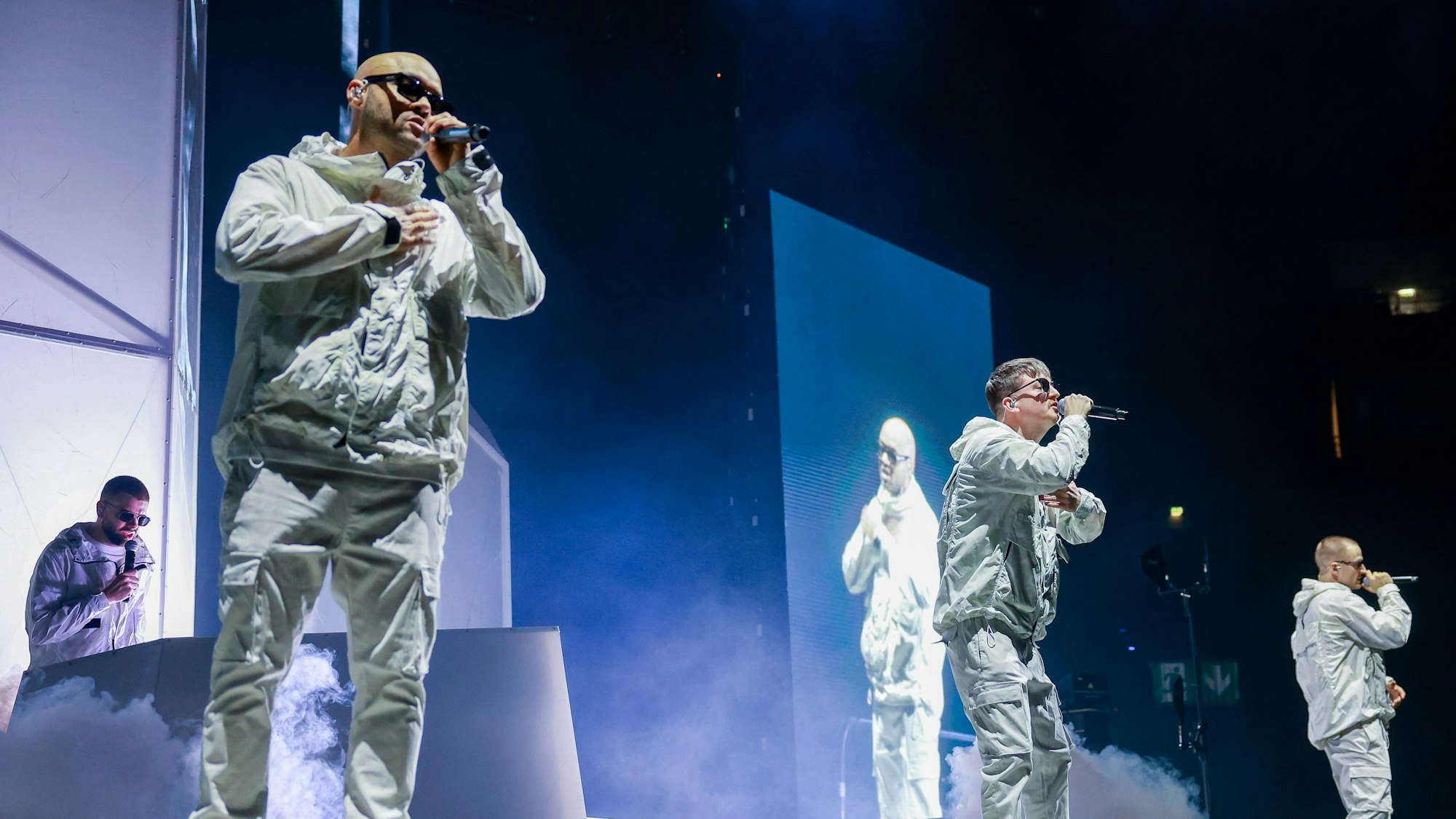 Das Foto zeigt die Rapper Tarek, Nico und Maxim (von links nach rechts) der Band K.I.Z. bei ihrem Konzert in der Lanxess-Arena.