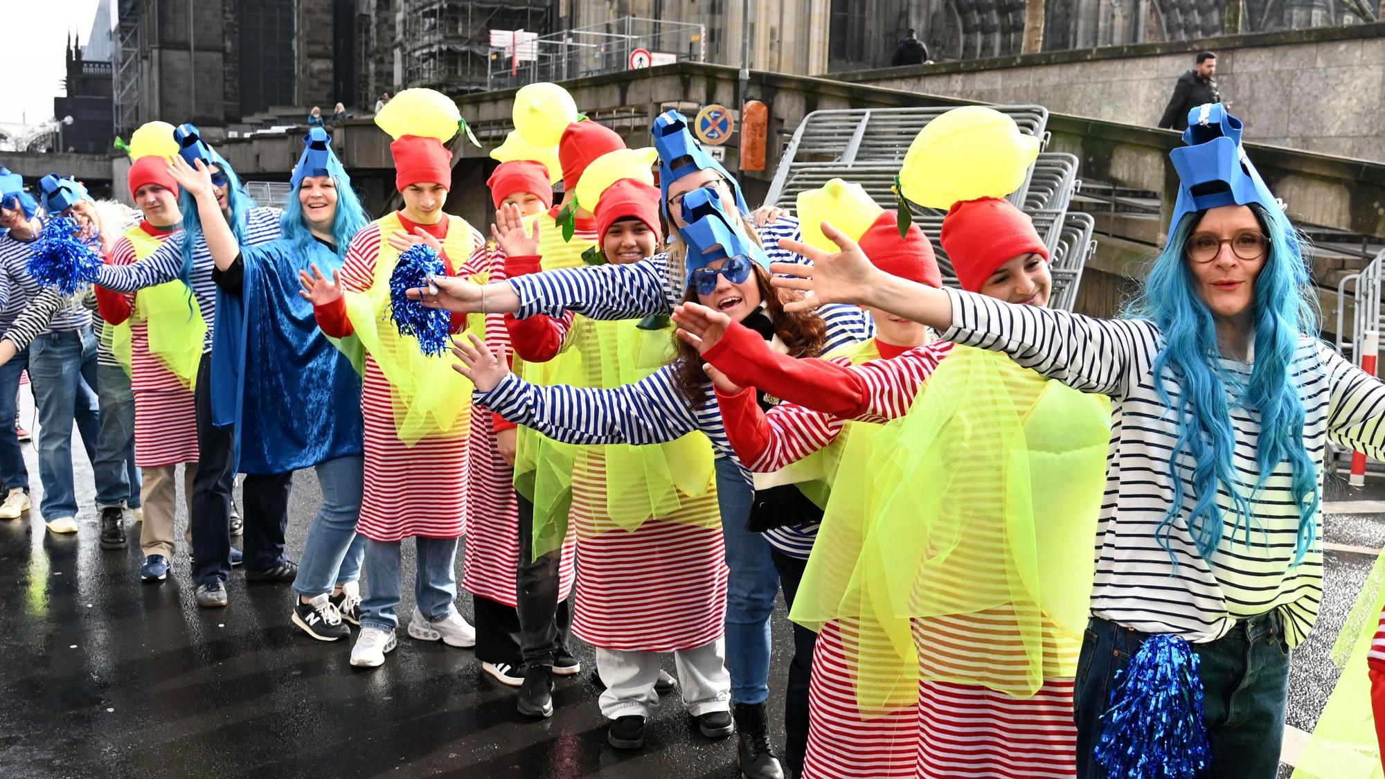 Veedelsgruppe in bunten Kostümen vor dem Dom