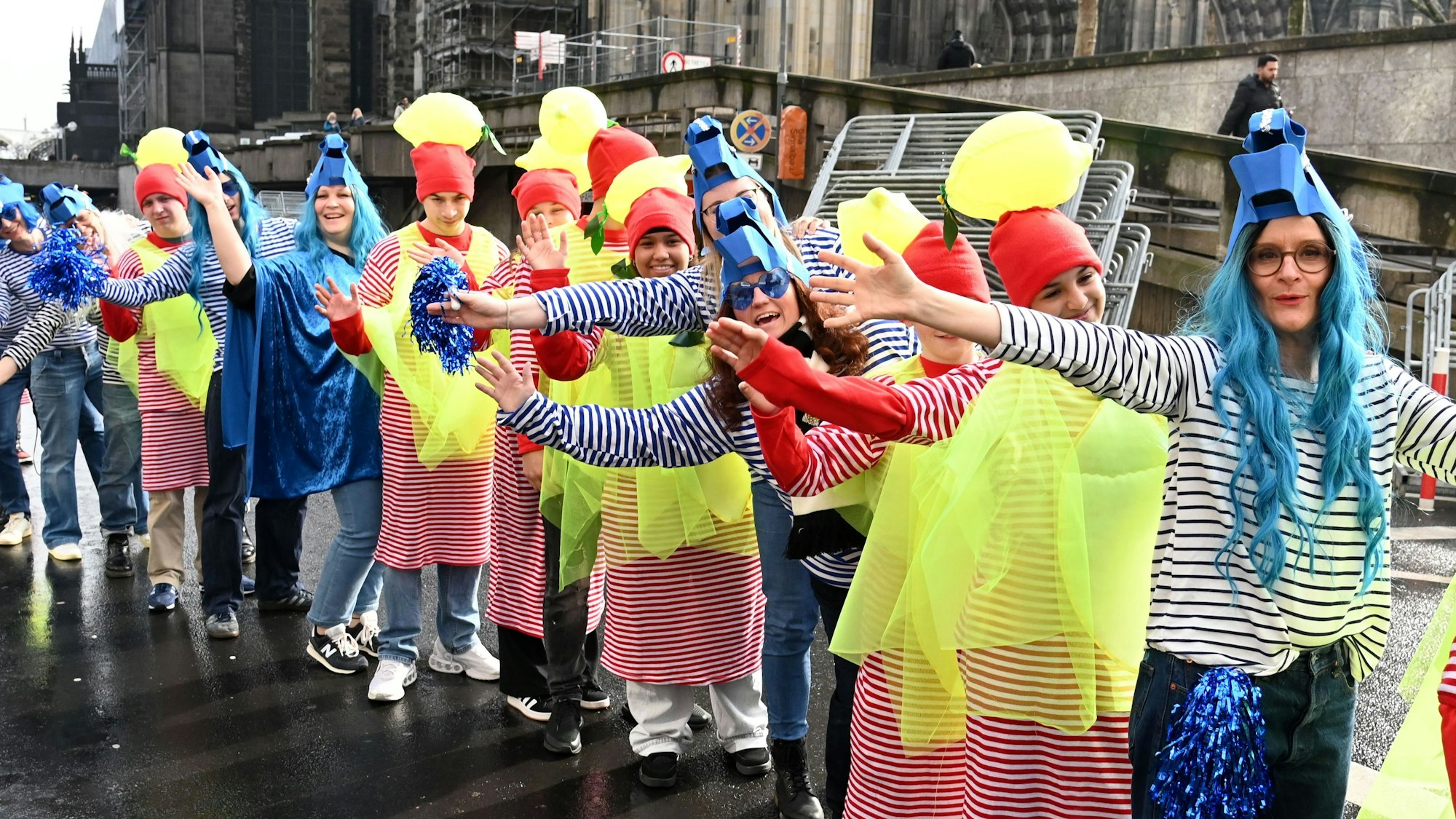 Veedelsgruppe in bunten Kostümen vor dem Dom