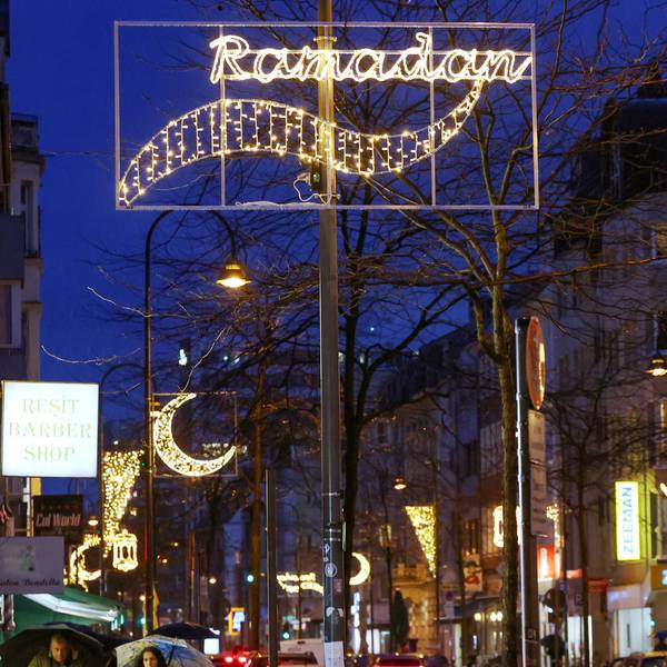 Zum muslimischen Fastenmonat Ramadan leuchten wieder Motive über einem Abschnitt der Venloer Straße.
