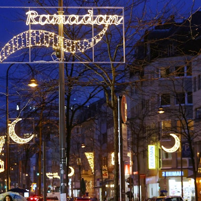 Zum muslimischen Fastenmonat Ramadan leuchten wieder Motive über einem Abschnitt der Venloer Straße.