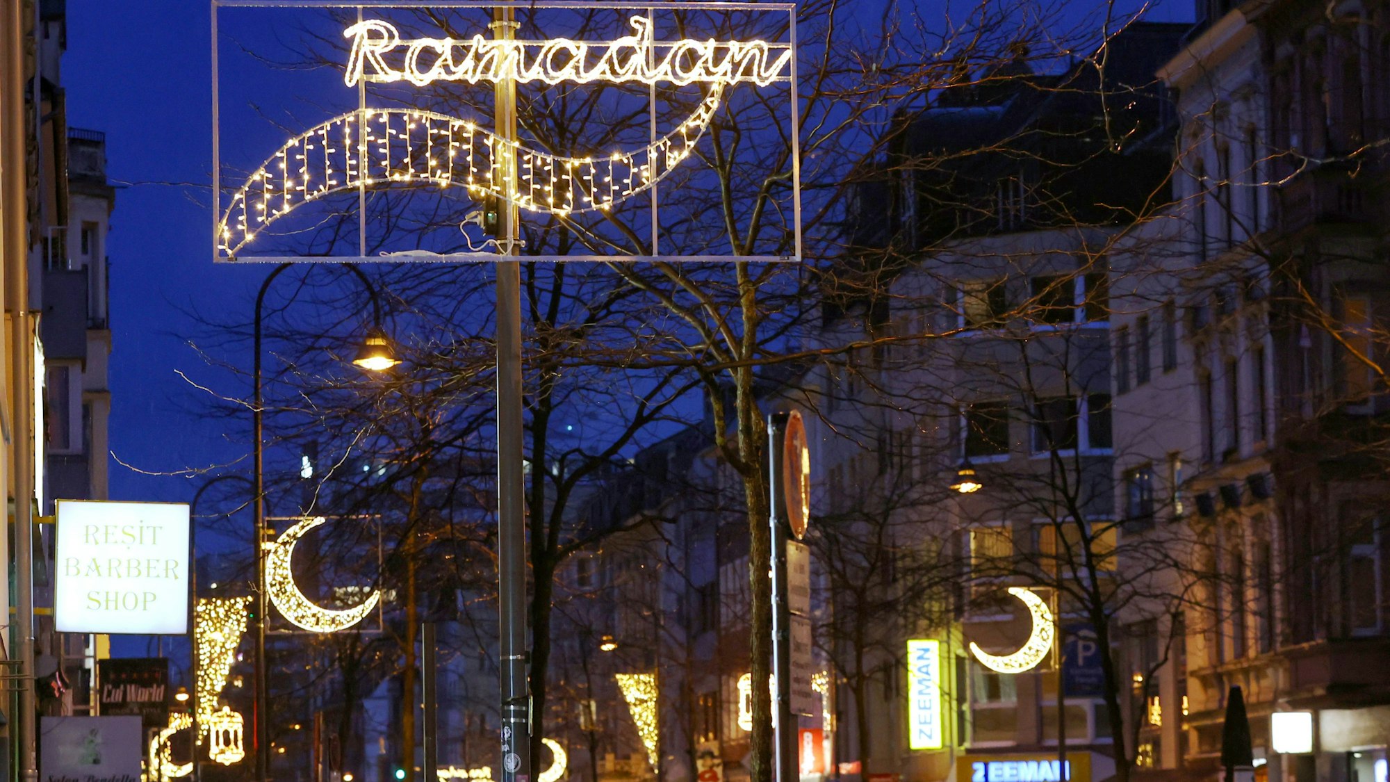 Zum muslimischen Fastenmonat Ramadan leuchten wieder Motive über einem Abschnitt der Venloer Straße.