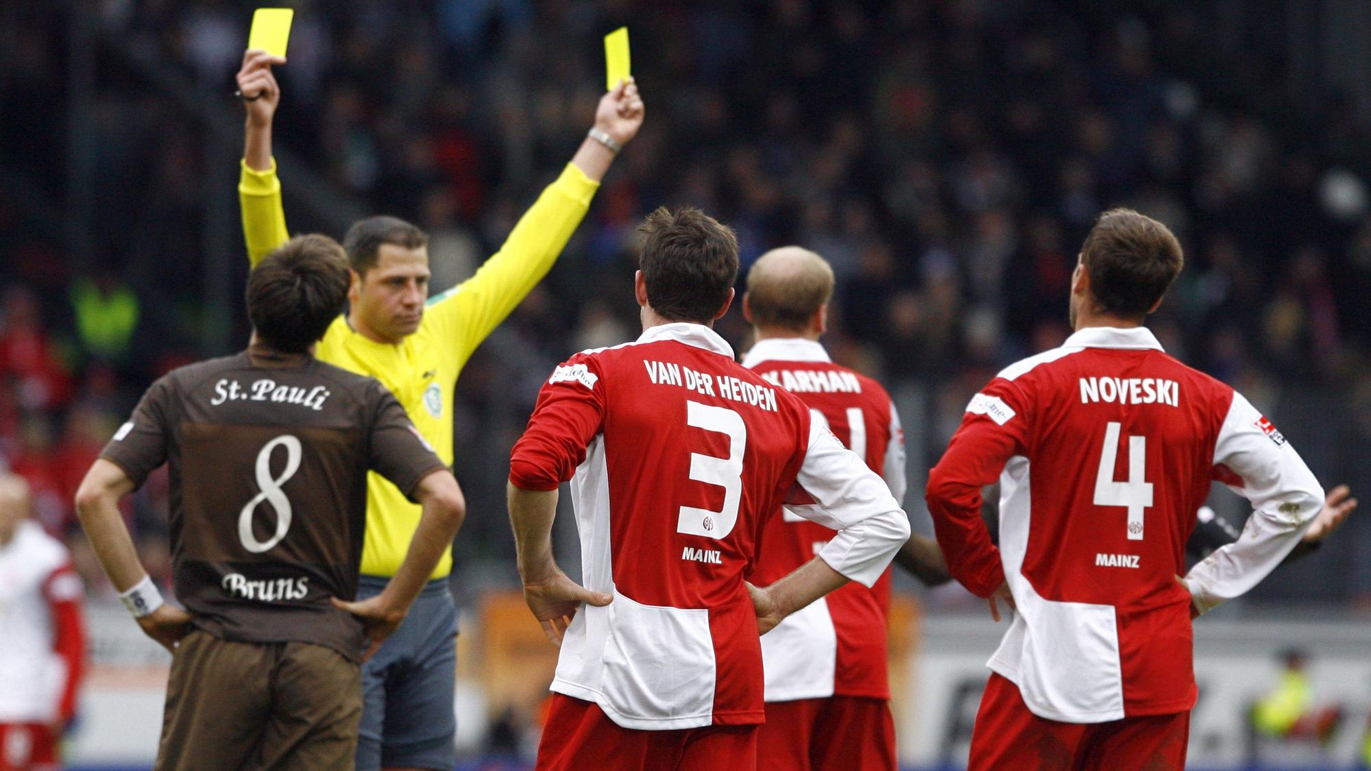 Das Bild zeigt Thomas Metzen, der im Bundesligaspiel zwei Gelbe Karten zeigt.