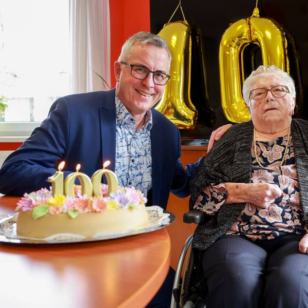 26.02.2025, Köln: Ursula Grünefeldt feiert ihren 100 Geburtstag.
Im Bild v.l.n.r. Andreas Wolter, Ursula Grünefeldt und Prof. Dr. Gabriele Kabisch.
Foto: Michael Bause