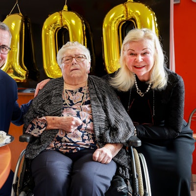 26.02.2025, Köln: Ursula Grünefeldt feiert ihren 100 Geburtstag.
Im Bild v.l.n.r. Andreas Wolter, Ursula Grünefeldt und Prof. Dr. Gabriele Kabisch.
Foto: Michael Bause