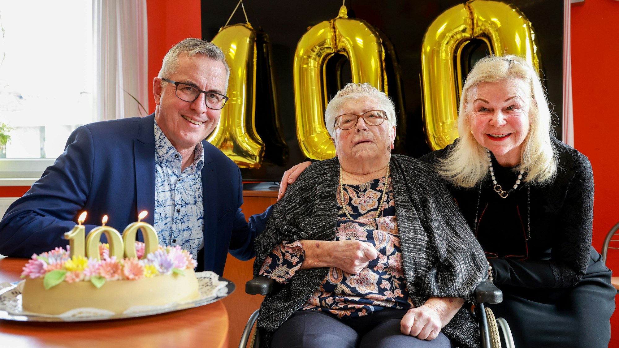 26.02.2025, Köln: Ursula Grünefeldt feiert ihren 100 Geburtstag.
Im Bild v.l.n.r. Andreas Wolter, Ursula Grünefeldt und Prof. Dr. Gabriele Kabisch.
Foto: Michael Bause