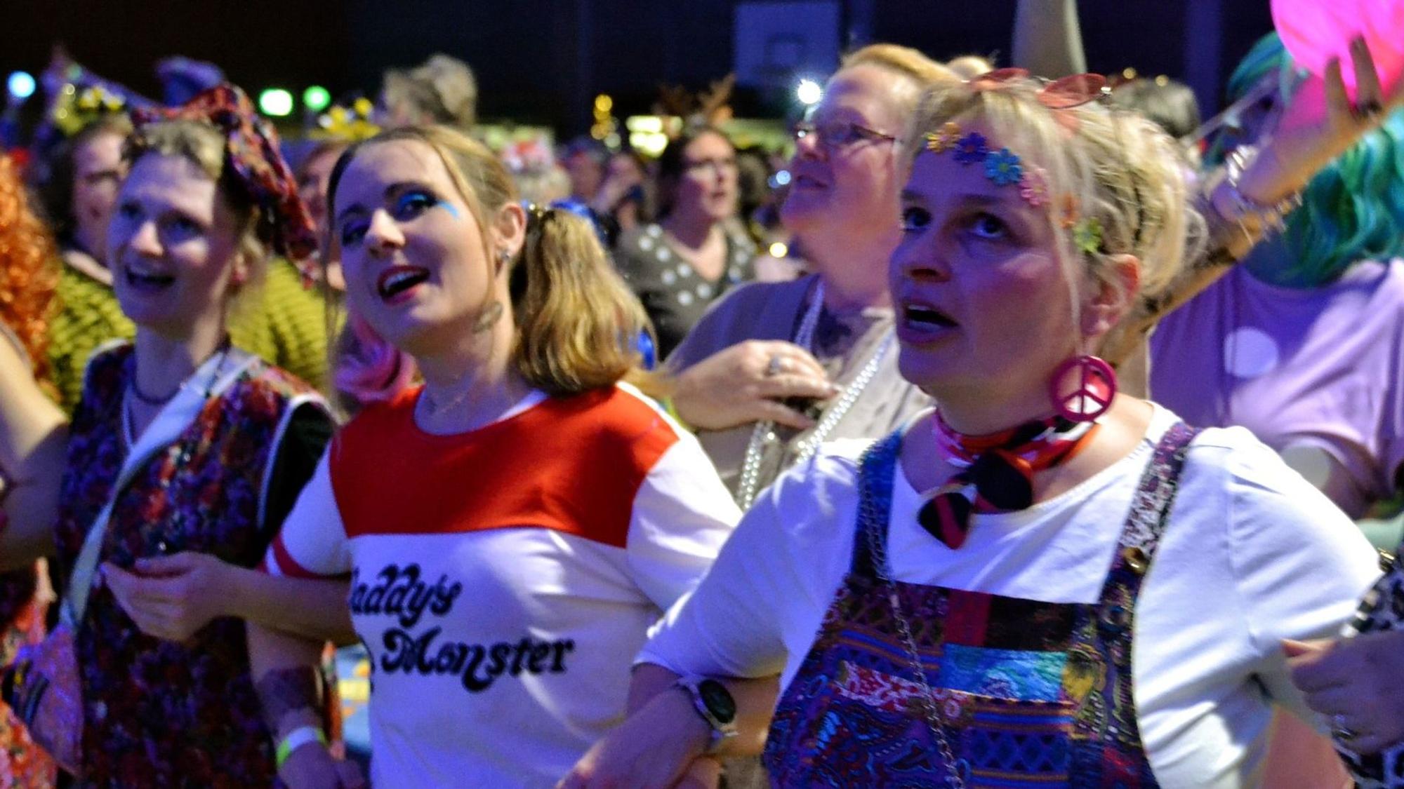 Ein Blick ins Publikum mit schunkelnden Frauen.