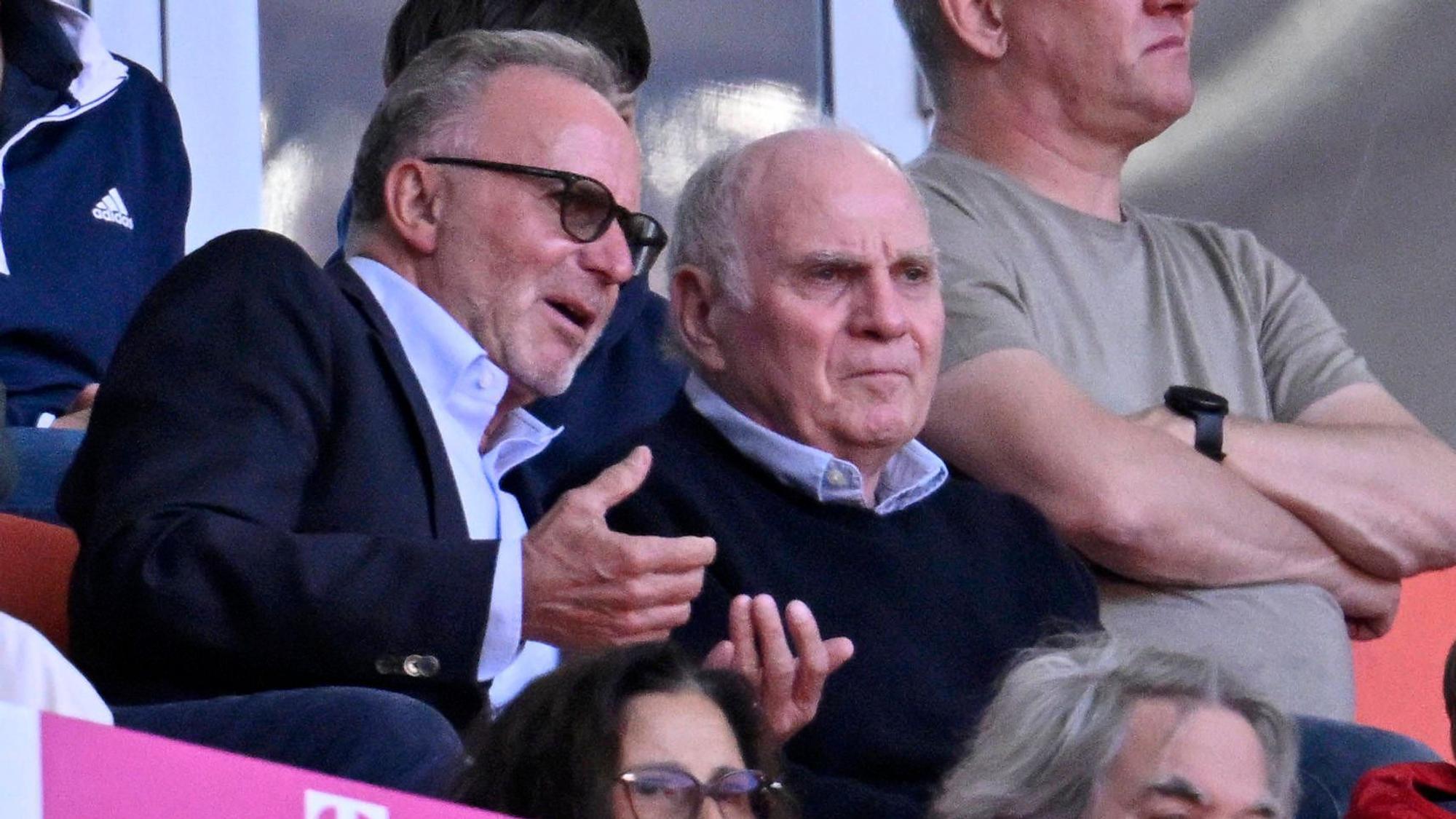 Uli Hoeneß und Karl-Heinz Rummenigge auf der Tribüne.