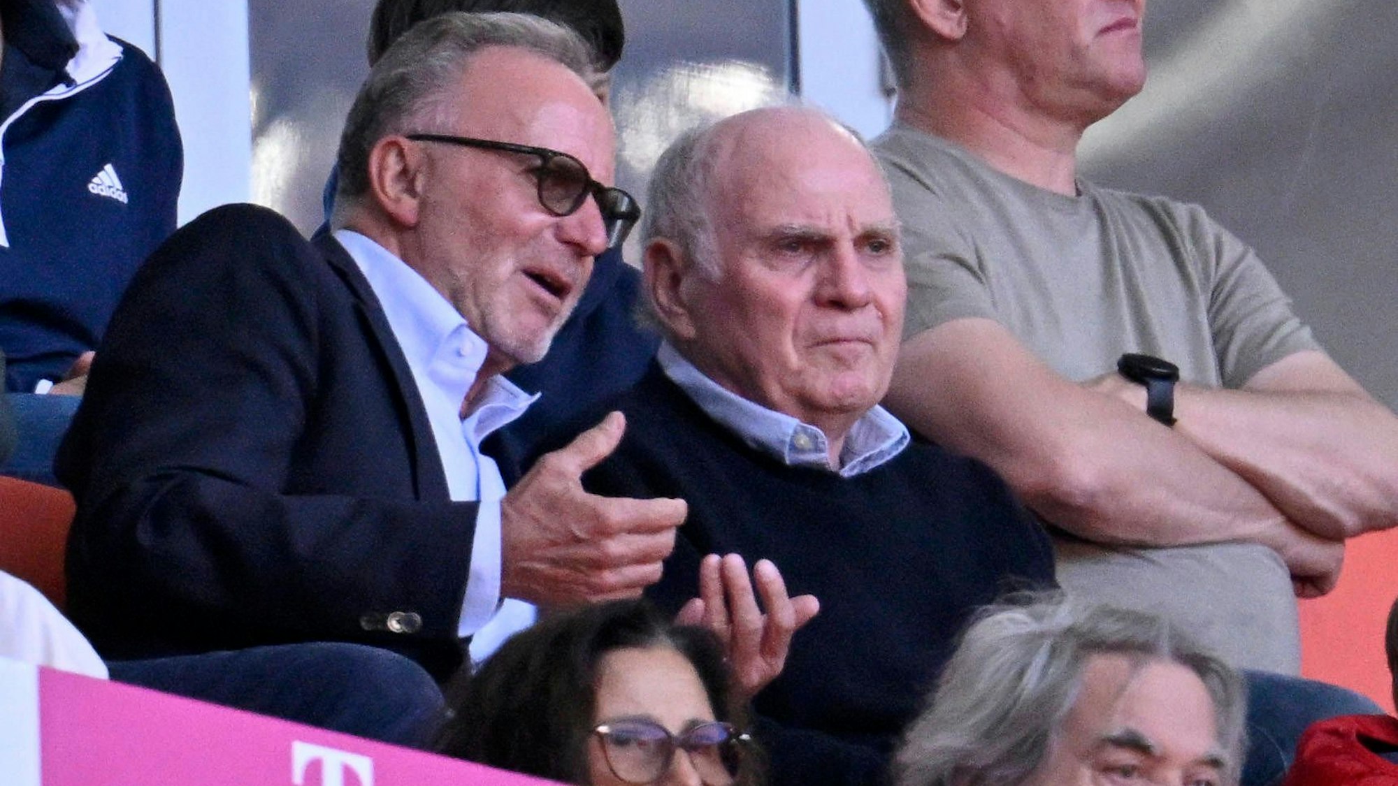 Die Bayern-Legenden Karl-Heinz Rummenigge und Uli Hoeneß diskutieren auf der Tribüne.