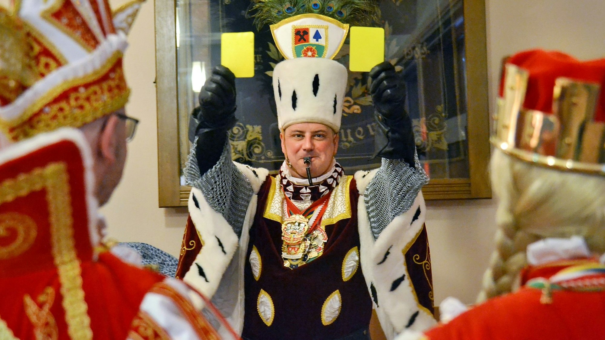 Das Bild zeigt Thomas Metzen, der zwei Gelbe Karten zeigt.