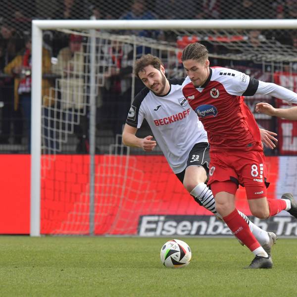 Viktorias Donny Bogicevic läuft zwei Verler Gegenspielern davon.